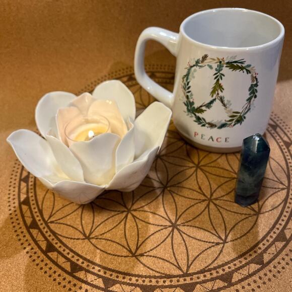 SPIRIT BUNDLE with lotus‎ candle holder, peace mug and flourite crystal point - Picture 1 of 3